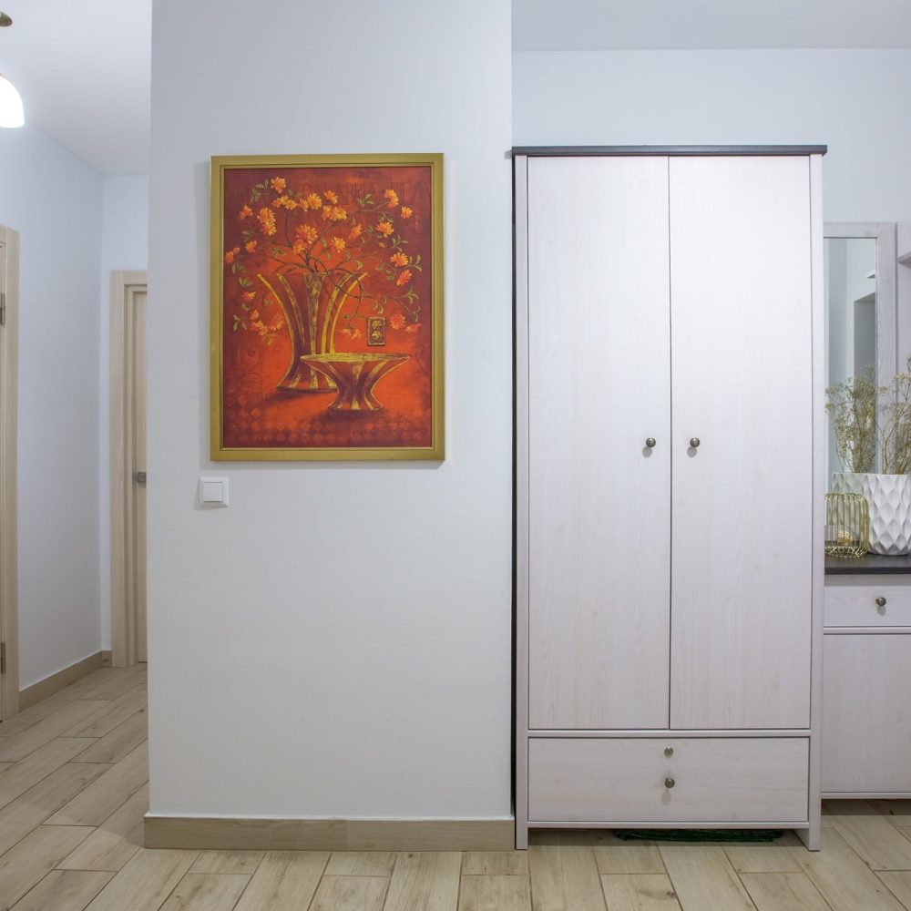 entrée de maison organisée avec un mobilier sur mesure comprenant rangements, penderie et assise intégrée