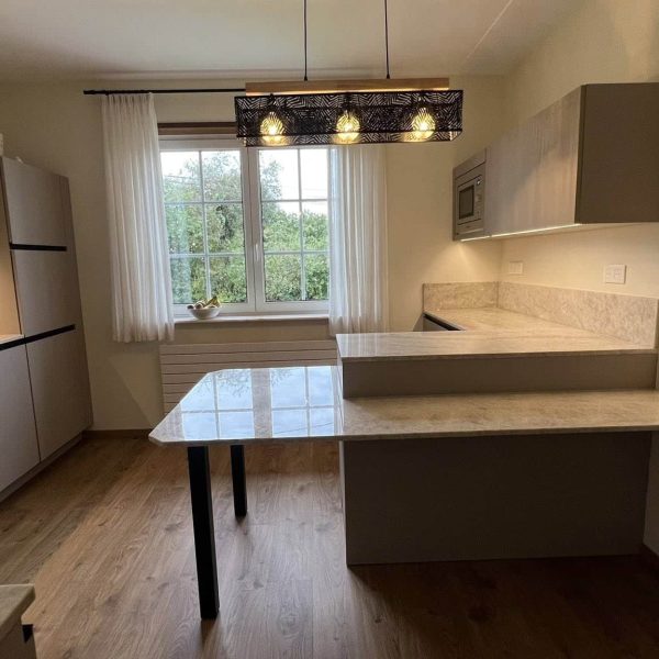 espace repas moderne avec éléments hauts intégrés