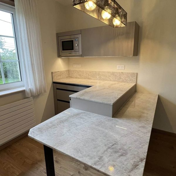 espace repas en granit Taj Mahal finition polie