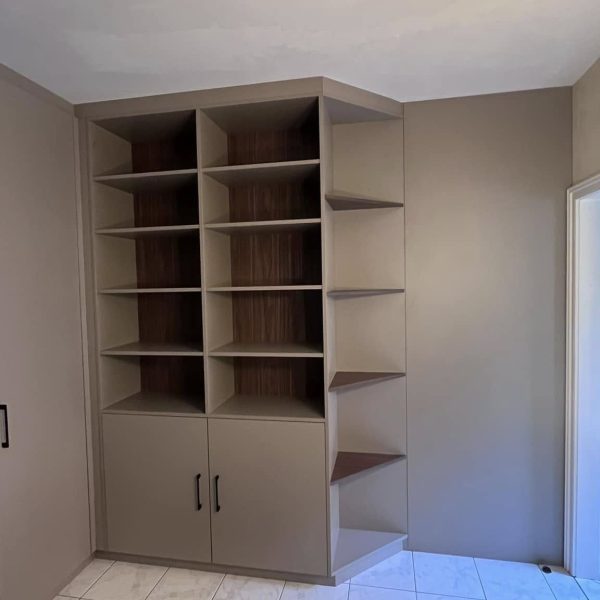 Étagère d'angle intégrée à un rangement sur mesure, optimisant l’espace avec une solution fonctionnelle et esthétique