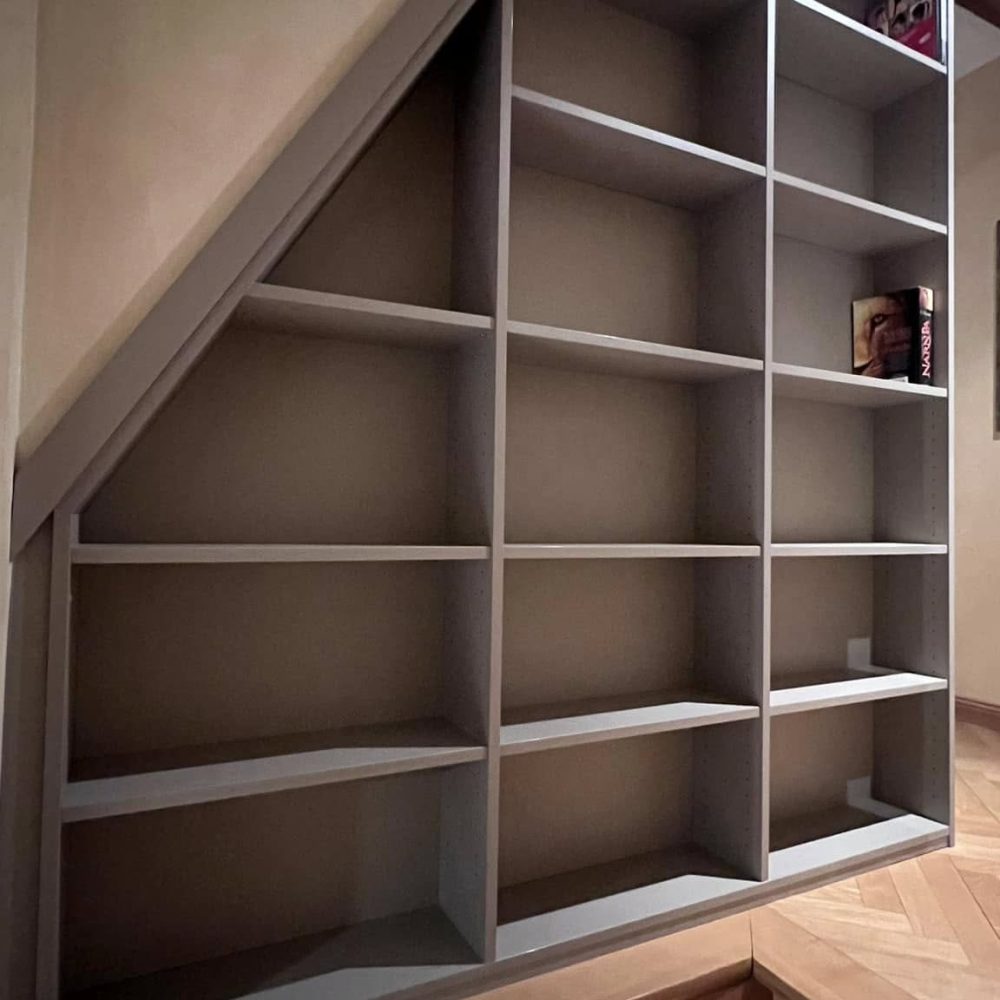 Étagères en bordure d’escalier conçues pour maximiser la surface de rangement tout en optimisant l’espace disponible