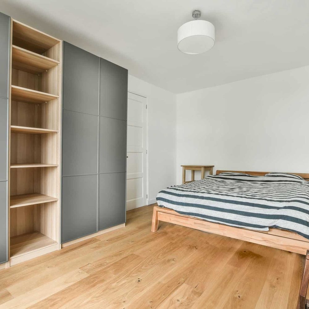 chambre spacieuse aménagée avec des placards sur mesure intégrés aux murs pour un rangement optimisé