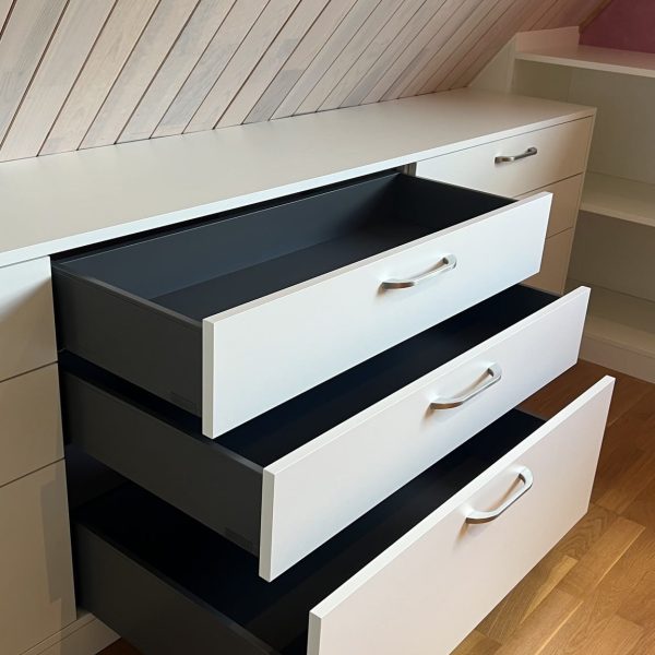 meuble de rangement équipé de plusieurs tiroirs pour organiser efficacement divers objets