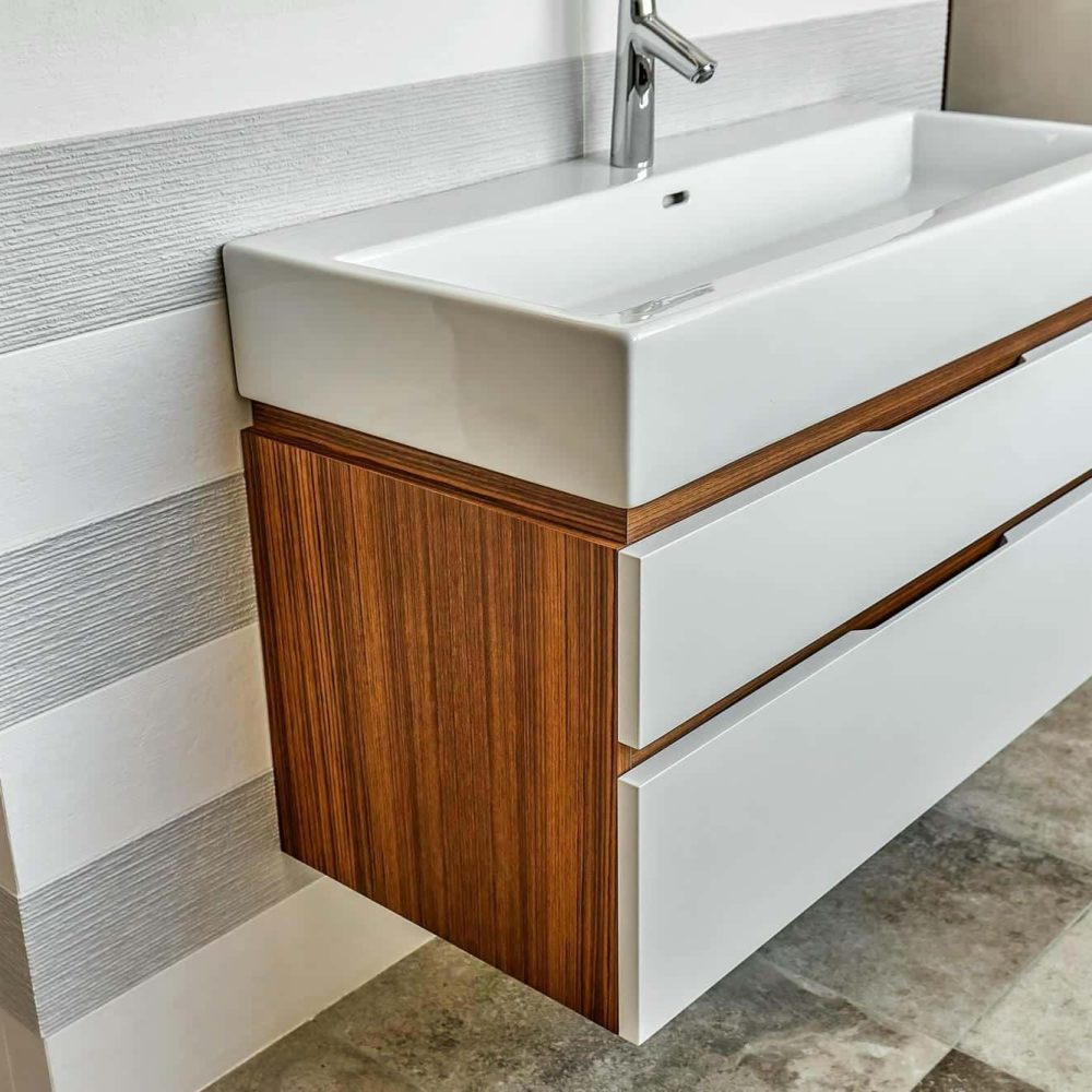 meuble de salle de bain associant façades blanches et éléments en bois pour un style naturel et lumineux