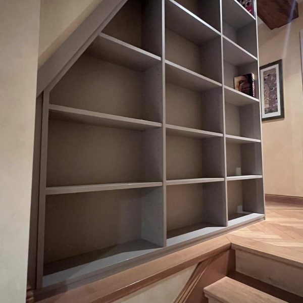 Meuble sur mesure en bordure d’escalier, alliant rangement optimisé et intégration harmonieuse