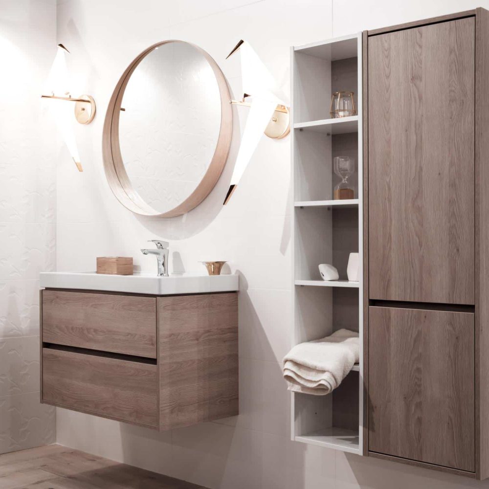 meubles de salle de bain combinant finitions blanches et éléments en bois naturel pour un rendu doux et harmonieux