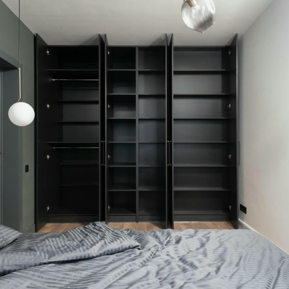 placards de couleur noire intégrés dans une chambre pour un style contemporain et élégant