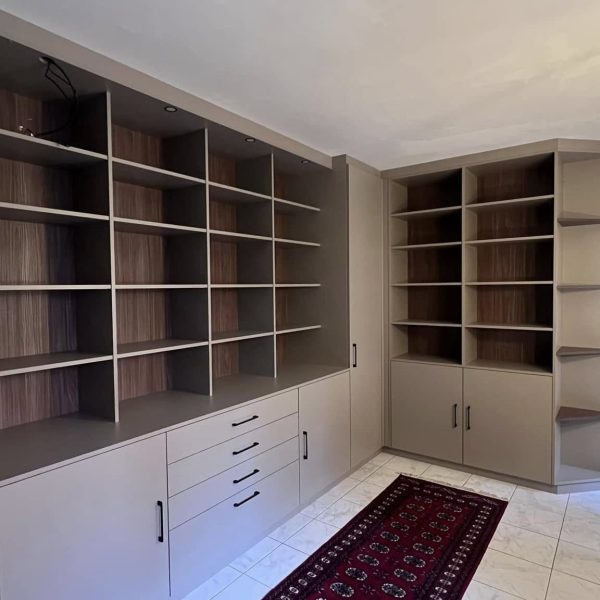 Placards sur mesure avec étagères d’angle, optimisant l’espace tout en offrant un rangement fonctionnel et harmonieux