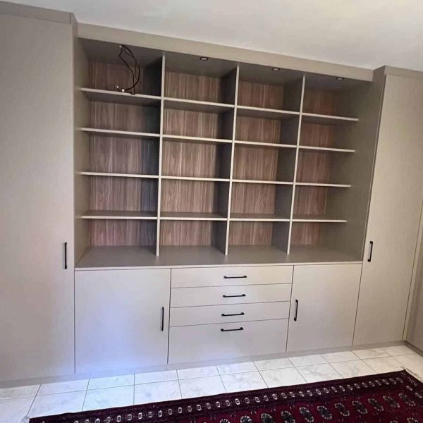 Placards sur mesure avec penderies et tiroirs, combinant organisation optimisée et design fonctionnel
