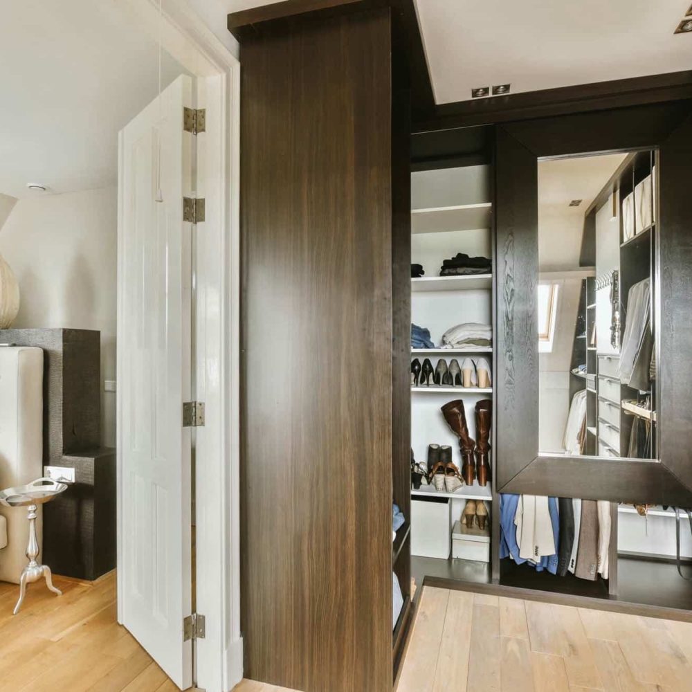 Placards sur mesure intégrés dans une chambre à coucher