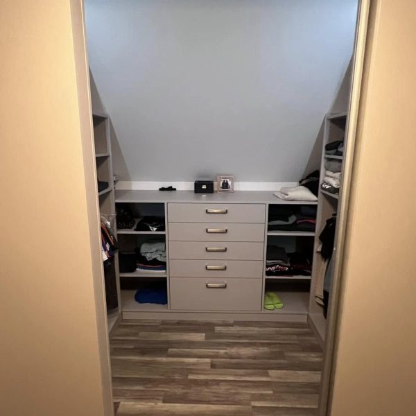 Entrée du dressing dissimulé avec une porte coulissante