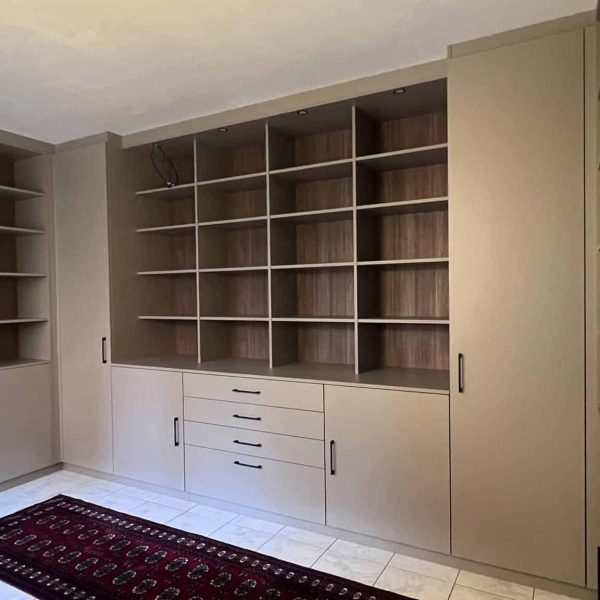 Rangements sur mesure avec étagères et tiroirs, offrant une solution optimisée pour un espace organisé et fonctionnel