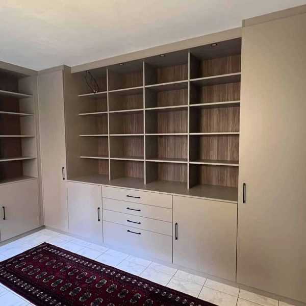 Vue d’ensemble d’une réalisation sur mesure, alliant fonctionnalité et esthétisme pour un aménagement optimisé
